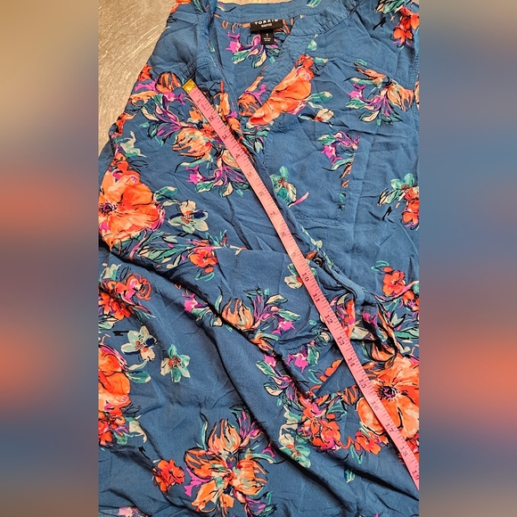 Torrid Harper size 1 plus Blue Floral Short Sleeve Button Accent Flowy Shirt 3/4 - Picture 7 of 7